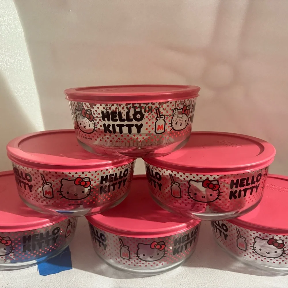 Hello Kitty Glass Bowl with Red  Lid 7 Cup